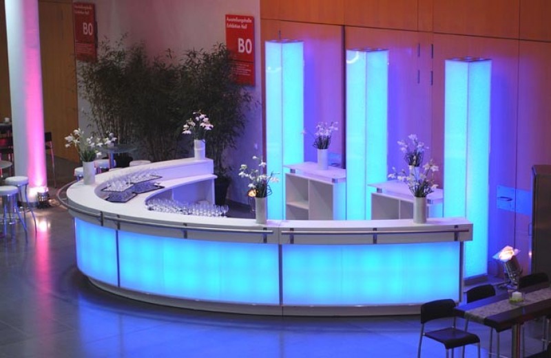 rundbar-LED-bar-mieten-möbelverlei-messebau-mietmöbel-event-veranstaltung-berlin-01