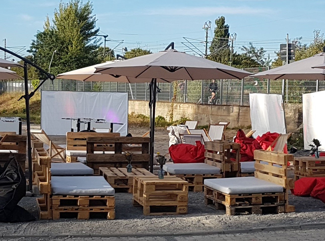 Palettensofa-mieten-Berlin-palettenmöbel-vermietung-verleih-möbel-mietmöbel-günstig-2 Palettensofa-mieten-Berlin-palettenmöbel-vermietung-verleih-möbel-mietmöbel-günstig-2