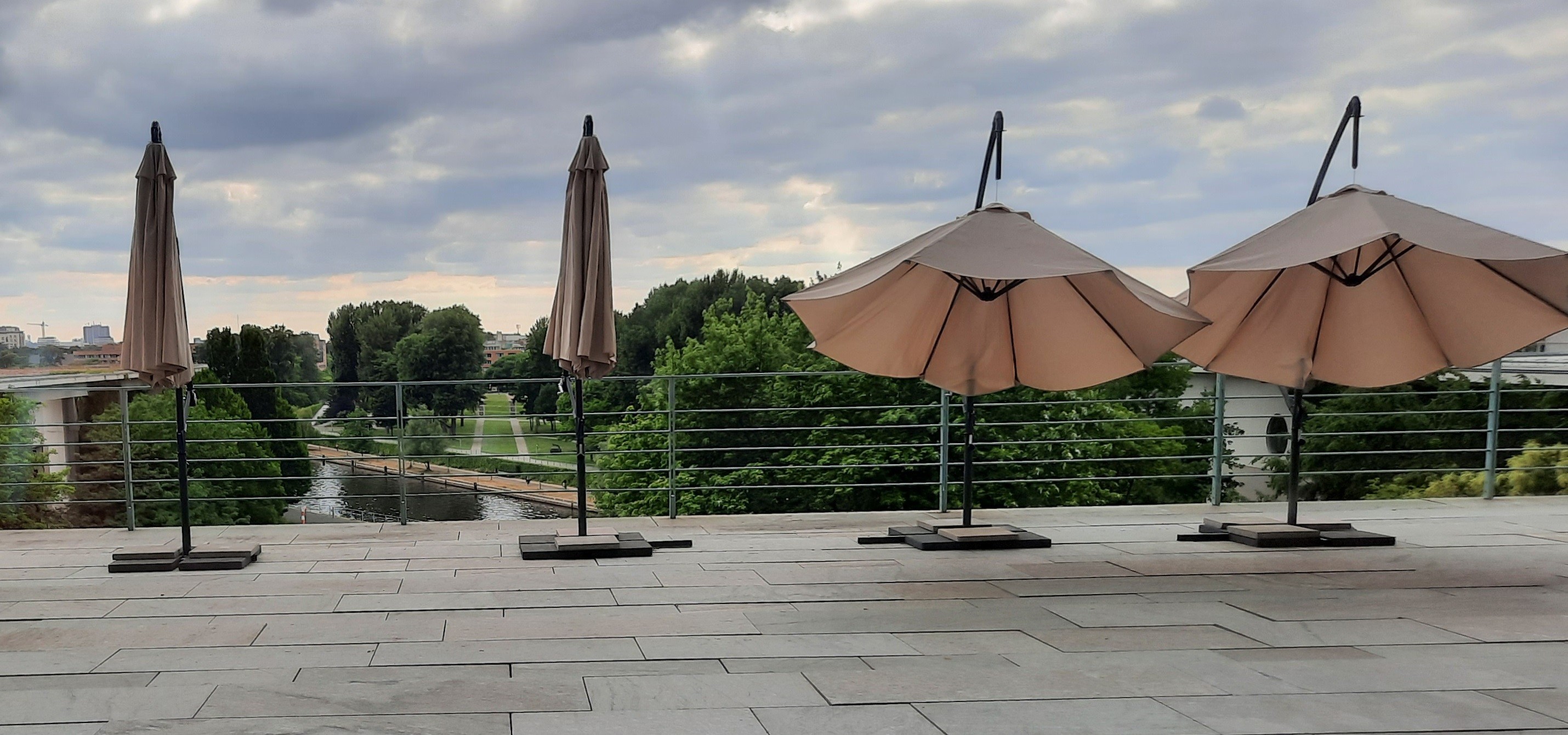 Sonnenschirm-mieten-Berlin-Vermietung-sonnenschirme-verleih-günstig-mietmöbel-charlottenburg-04 Sonnenschirm-mieten-Berlin-Vermietung-sonnenschirme-verleih-günstig-mietmöbel-charlottenburg-04
